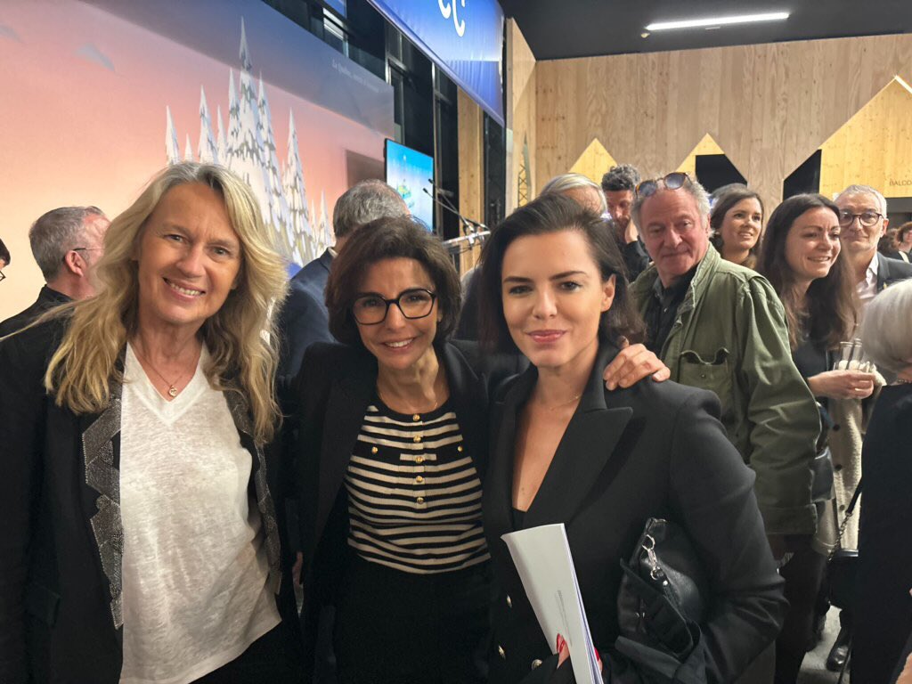 Présente hier soir à l'inauguration du Festival du Livre de Paris, aux côtés de la Ministre de la Culture @datirachida . Le #Québec est à l'honneur cette année. Courez-y, c'est jusqu'à dimanche soir! La lecture est bonne pour la santé, et ouvre nos horizons! #livre #lecture