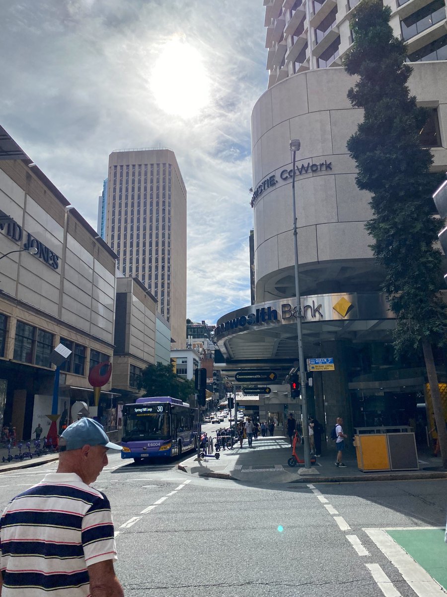 みなさんお久しぶりです💁‍♀️

去年から行く行く詐欺してたオーストラリア🇦🇺のブリスベンにワーホリでやっときました笑
え？もう行ってたんじゃないの？って思いますよね
私も思ってました。笑

きてすぐにバスの運転手さんに怒鳴られて先が思いやられますが頑張って生きます🥺
来る時は連絡ください✉️