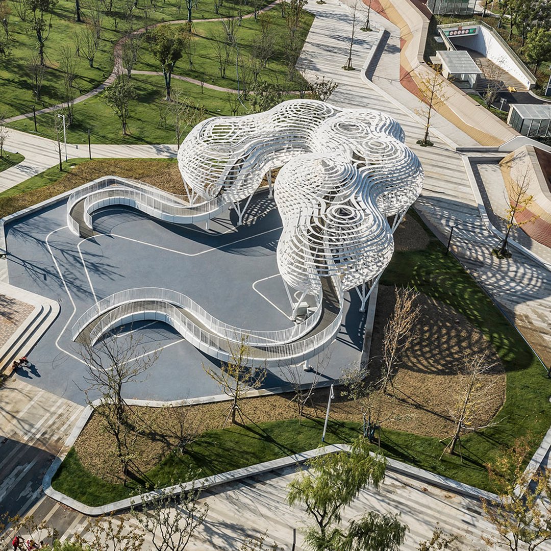 “The Cloud and the Moon” at the Nantong Sinho Exhibition Hall, designed by SLA Studio, comprises the floating “Cloud” and the enclosed “Moon.” This dynamic composition epitomizes transparency and functionality. 📸 Liu Lei Architectural Photography Studio #parametricarchitecture…