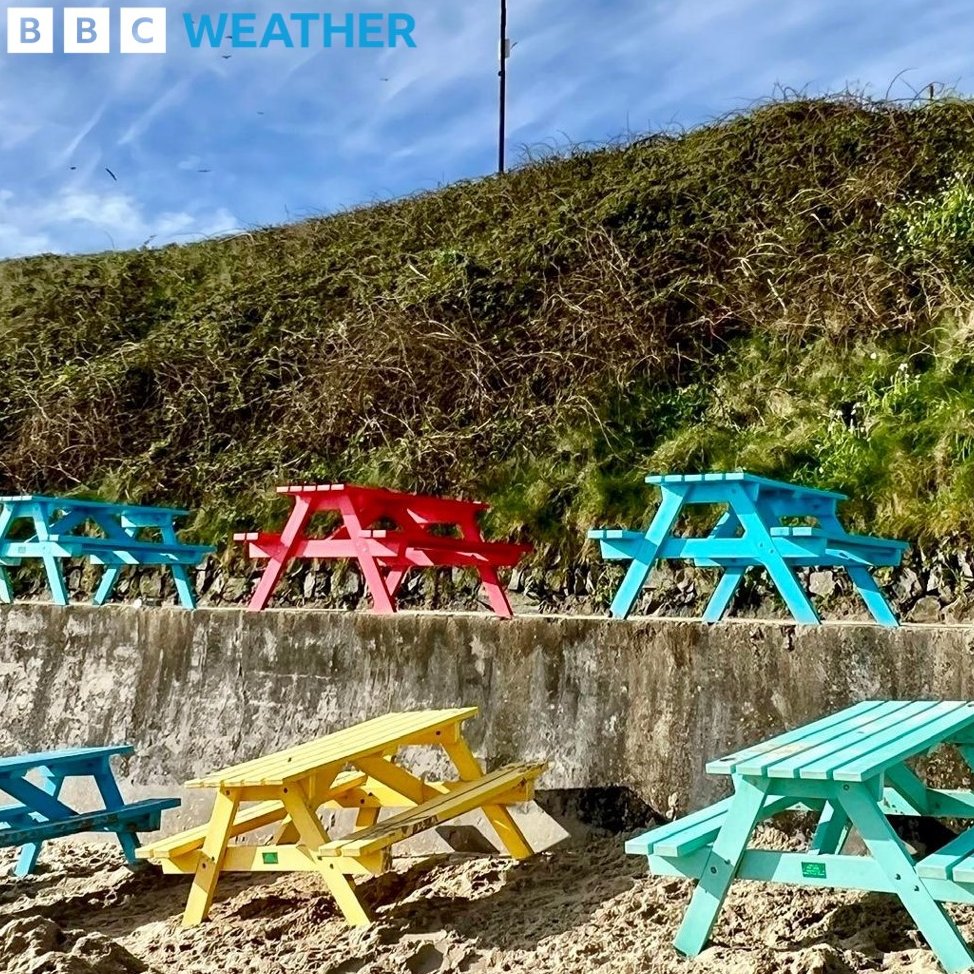 Warm again today, even in the rain. Sun index is moderate today. 🕶 📷 is from St Ives in Cornwall, thanks to JoMax