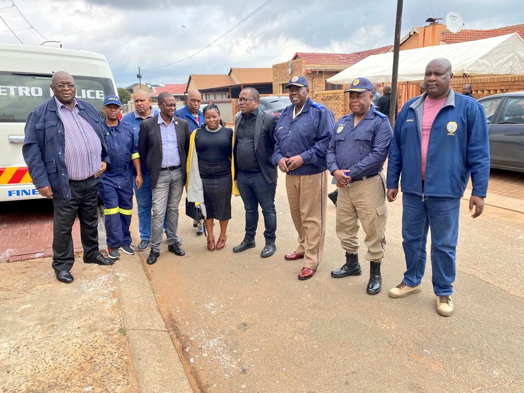 This morning, the Public Safety MMC Dr @MTshwaku, Section 79 Committee member Cllr Kabelo Moatshe #JMPD leadership & staff are visiting the family of the late Linda Mthimkhulu in Dobsonville to convey condolences. Linda was shot & killed last week Saturday.