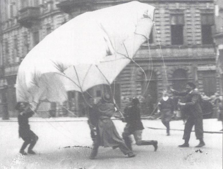 We are delighted that @WW2girl1944 can join us for our Polish Air Force Day at @BofBBunker with @FlightPolish Alina will talk on 'Airdrops for the Warsaw Uprising' Her great grandfather was General in defence of Lwow in 1939 & grandfather took part in the Warsaw Uprising