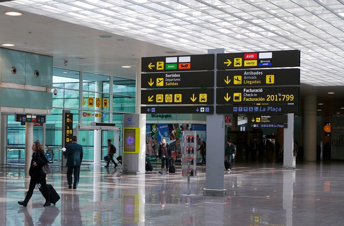 ℹ️ Quinto mes consecutivo marcando un nuevo récord de pasajeros mensuales el Aeropuerto de Barcelona-El Prat. Estadísticas de marzo 2024 (dif s/2023;2019)👇 💼 Pasajeros: 4.280.537 (+13,8%; +7,9%) 🛫 Vuelos: 27.013 (+11,7%; +4%) 📦 Carga (t): 15.345 (+13,5%; -2,9%)