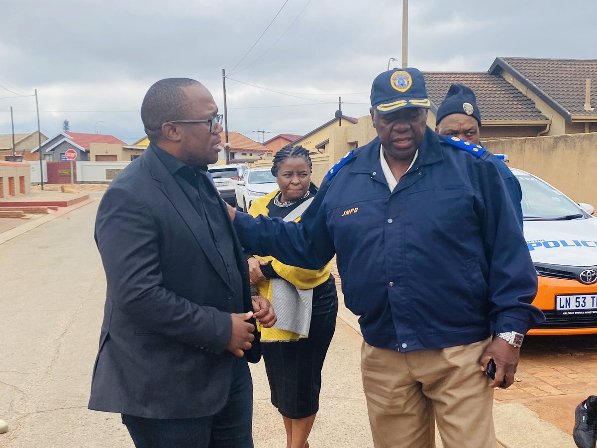 [IN PICTURES] 📸: Public Safety MMC @MTshwaku and senior leadership of JMPD are visiting the Mthimkhulu family in Soweto this morning to pay respects and send condolences on the passing of MPO Linda Mthimkhulu. Heartfelt and deepest condolences to the Mthimkhulu family. 💐🕊️👮🏿