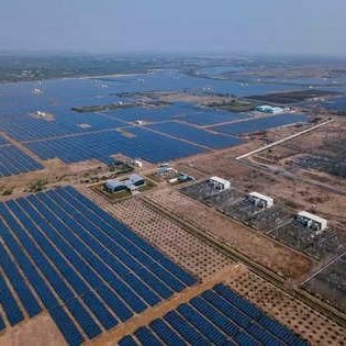 India unveils world's largest renewable energy park in Gujarat, covering 538 sq km—five times Paris's size—boosting clean energy goals. 

Read more on shorts91.com/category/india…

#RenewableEnergy #India #Gujrat #AdaniGreenEnergy #GautamAdani