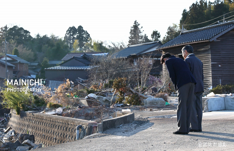 天皇、皇后両陛下は12日、#能登半島地震 の被災地を見舞うため、石川県に入られました。写真は、能登町白丸地区の被災現場を訪れ、黙礼される天皇、皇后両陛下です。 写真特集→mainichi.jp/graphs/2024041…