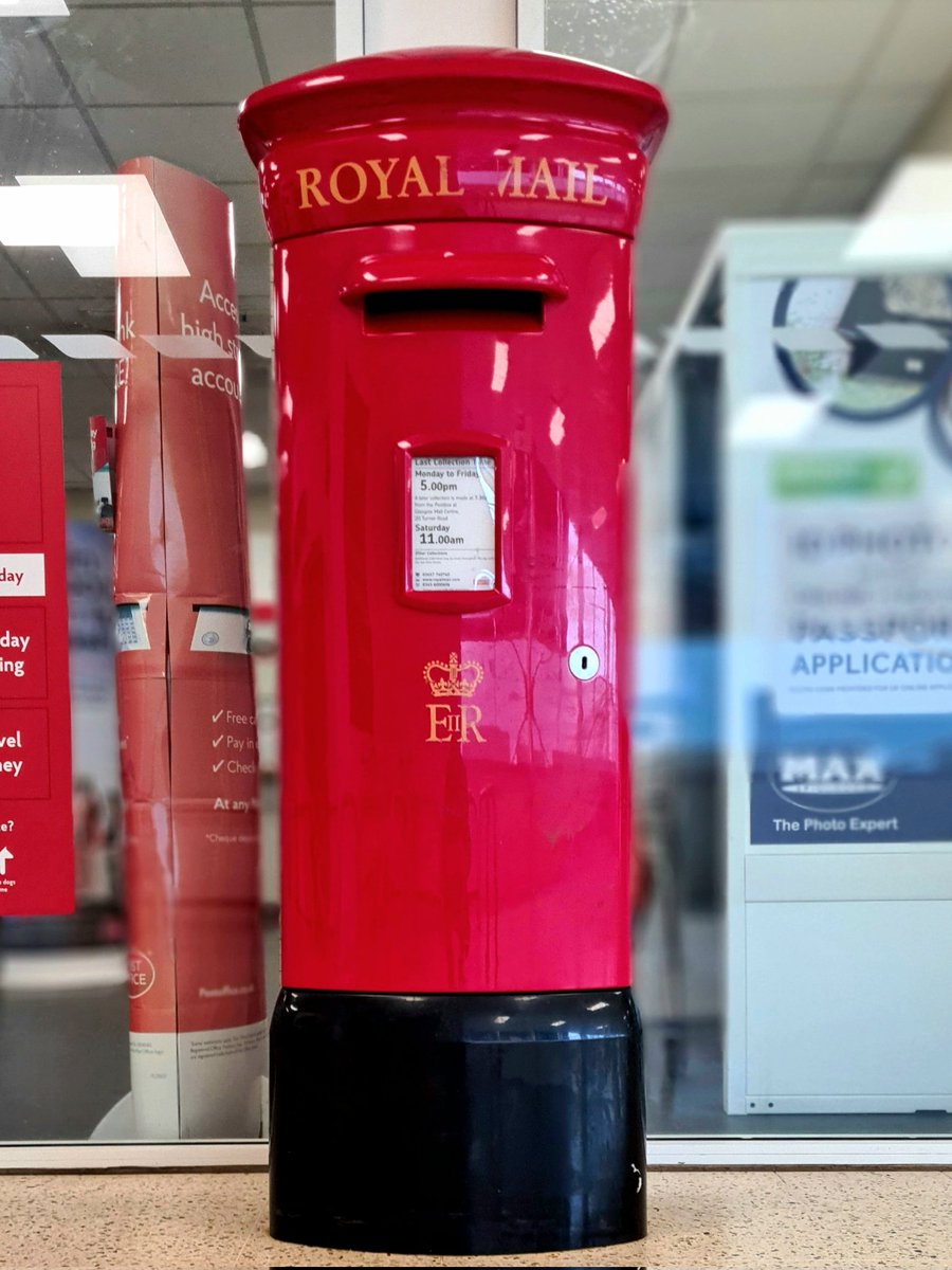 Can anyone else spot what's exceedingly unusual, and possibly unique, about this post box in the Maryhill Shopping Centre in Glasgow? #glasgow #postbox #scottishpostbox #maryhill #postoffice #scotland