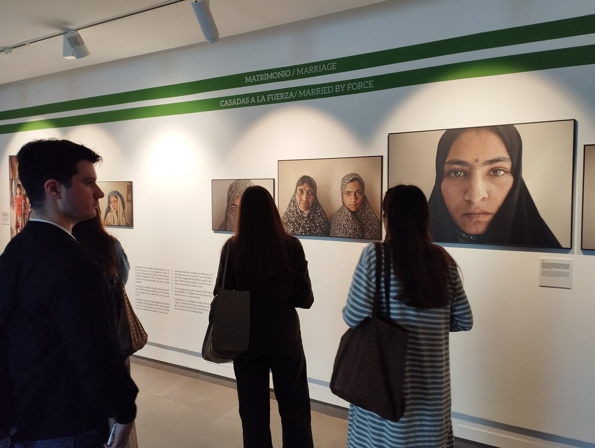 Con el alumnado de la asignatura Igualdad y Estado social, @Univcordoba , visitando y trabajando la impresionante Expo #mujeresAfganistan de @gervasanchez y @monicabernabe1 . Impactadas e impactados.
