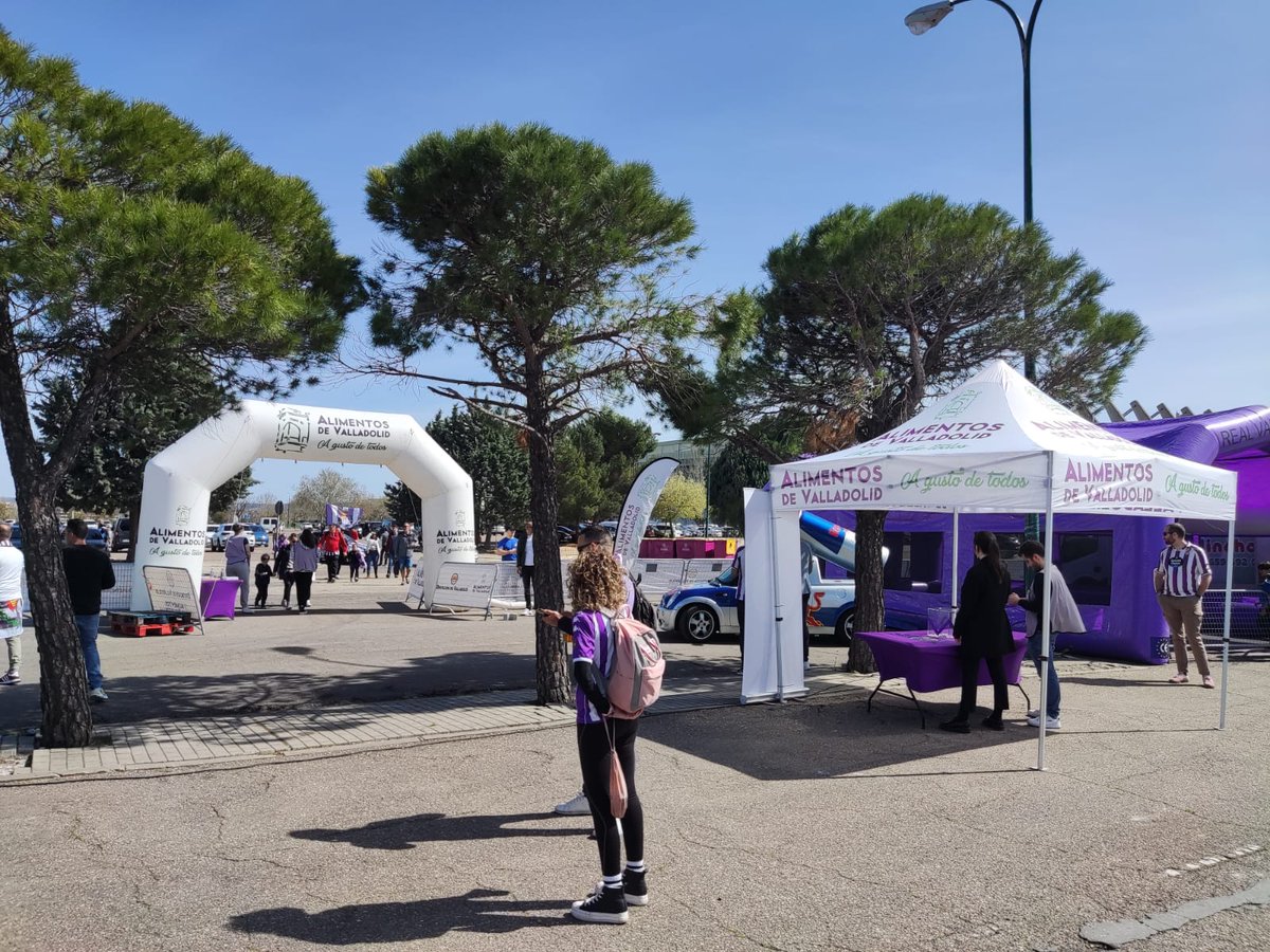 🙌⚽¡Somos patrocinadores de la Fan Zone del Real Valladolid de futbol @realvalladolid que se encuentra frente al Estadio José Zorrilla! 🙌⚽ 〰️Se trata de un ambiente blanquivioleta para dar vida a las horas previas al partido. Un sitio ideal para disfrutar las horas previas al…