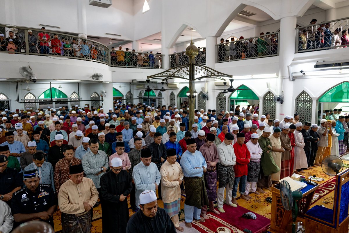 Alhamdulillah hari ini hadir bersama-sama ribuan penduduk setempat untuk memeriahkan jamuan Hari Raya di pekarangan Masjid Bandar Utama Batang Kali, Hulu Selangor. Pastinya saya gunakan kesempatan ini untuk menjalin ukhuwah bersama rakyat dan bersalaman, beramah mesra serta…