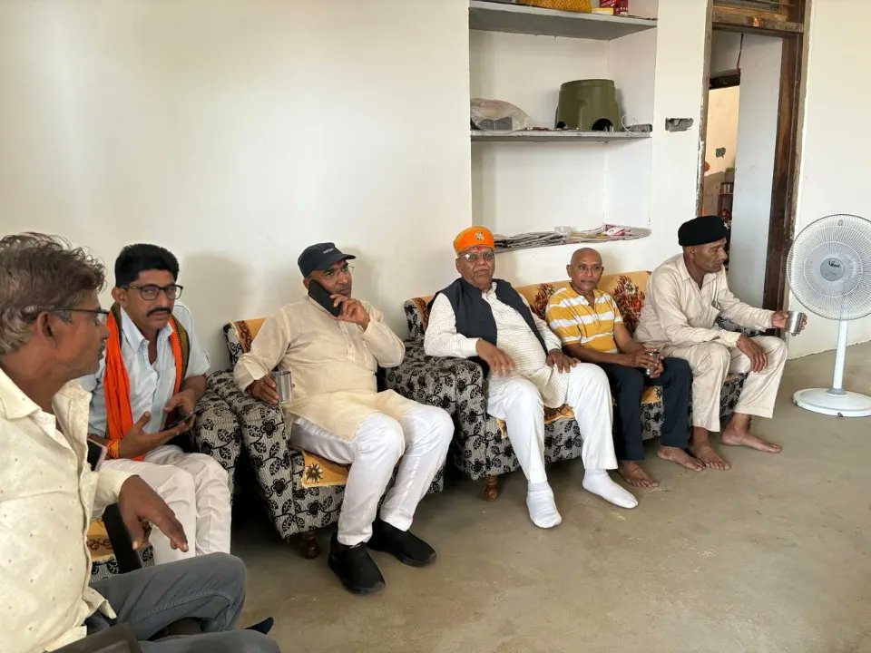 clgarasiya's tweet photo. छोटी सरेडी,बांसवाड़ा में स्व. गज़ेन्द्र भाई जी पटीदार की शोकसभा में पहुंचकर श्रद्धासुमन अर्पित किए एवं परिवारजन से भेंट कर सांत्वना प्रदान की, ईश्वर पाटीदार जी की आत्मा को श्री चरणों में स्थान प्रदान करे।। ॐ शांति 💐🙏 #chunnilalgarasiya #baswara https://t.co/dbYEfkP88w