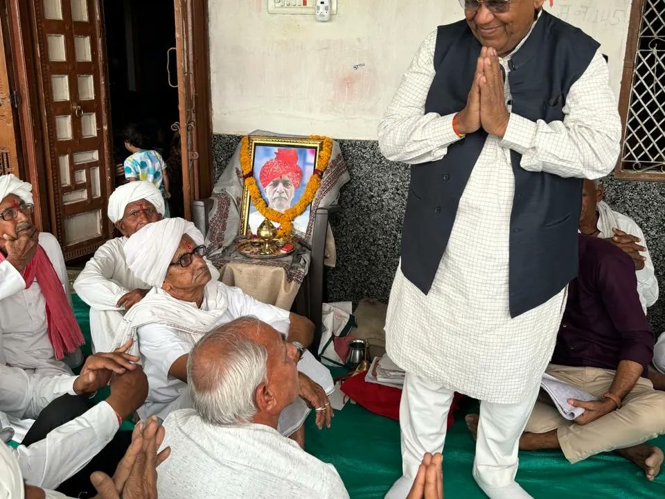 clgarasiya's tweet photo. छोटी सरेडी,बांसवाड़ा में स्व. गज़ेन्द्र भाई जी पटीदार की शोकसभा में पहुंचकर श्रद्धासुमन अर्पित किए एवं परिवारजन से भेंट कर सांत्वना प्रदान की, ईश्वर पाटीदार जी की आत्मा को श्री चरणों में स्थान प्रदान करे।। ॐ शांति 💐🙏 #chunnilalgarasiya #baswara https://t.co/dbYEfkP88w