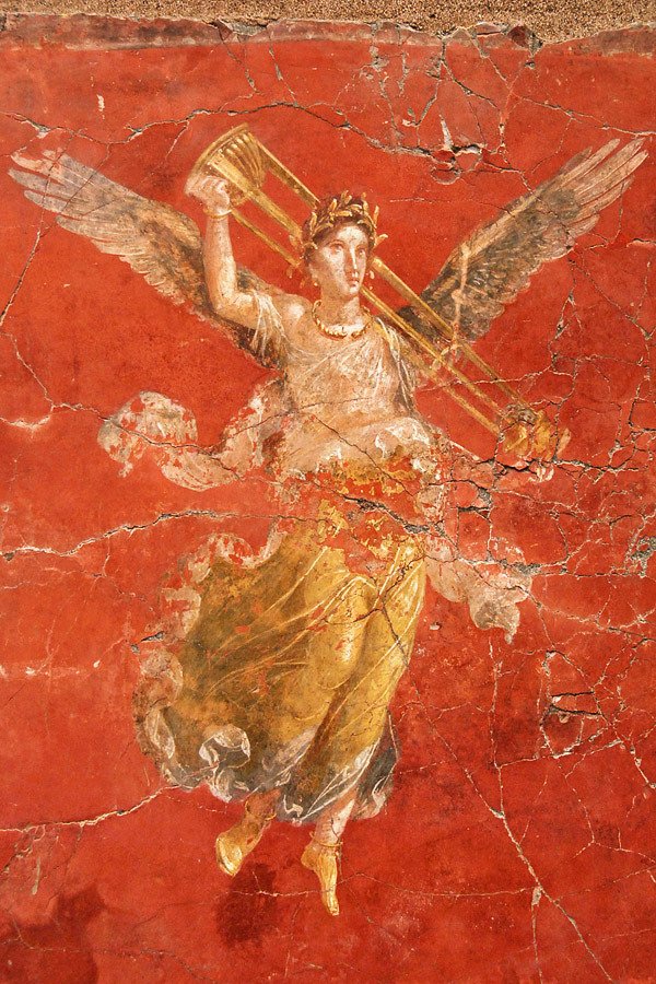 #FrescoFriday Winged victory in the 4th Pompeian style. Ca 64 BCE. Pompeii Archaeological Park, Italy.