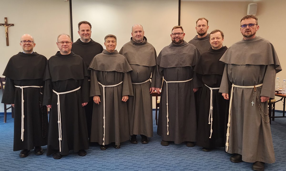 franciszkanie's tweet photo. Nowe Definitorium Prowincji św. Maksymiliana - z prowincjałem o. Wojciechem Kuligiem:
o. Robert Wołyniec - wikariusz
o. Piotr Matuszak - sekretarz
o. Stanisław Kreft - ekonom
o. Piotr Pliszka - poborca
o. Stanisław Piankowski - asystent
br. Robert Kozielski - asystent
#ofmconv https://t.co/V0FyKnSujV
