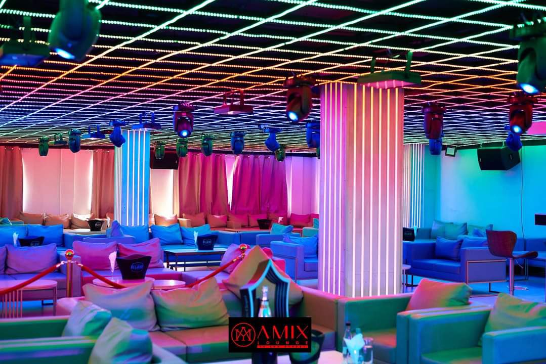Looking for the ultimate hangout spot? Look no further than @AmixLounge! 🔥 From the banging beats to the delicious eats, it's the perfect place to chill with your crew. 🍔🍹 #AmixLounge