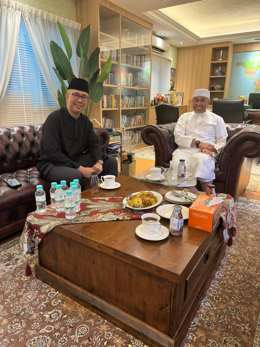 Hari ini saya beraya di rumah YAB Datuk Seri Zahid Hamidi, Timbalan Perdana Menteri Malaysia merangkap Presiden UMNO Malaysia. Bagi yang masih beraya di kampung, ambillah peluang ini nak berjumpa dengan saudara dan rakan-rakan lama. Bagi yang dah balik ke kota, boleh sambung…