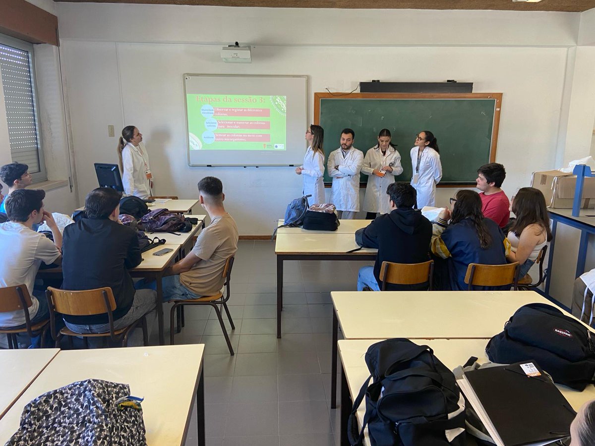 MicroMundo_IUCS's tweet image. 👏Yesterday we had the 3rd session of Team 2 at the EBS Cristelo TEIP School!
We recorded the biodiversity found in soils collected by the school students and tested several colonies through an antibiosis assay against clinically relevant bacteria!
@Cespu_Ensino @TOXRUNIUCS
