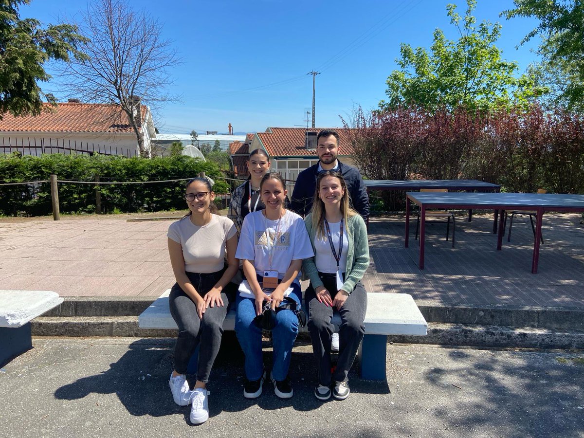 MicroMundo_IUCS's tweet image. 👏Yesterday we had the 3rd session of Team 2 at the EBS Cristelo TEIP School!
We recorded the biodiversity found in soils collected by the school students and tested several colonies through an antibiosis assay against clinically relevant bacteria!
@Cespu_Ensino @TOXRUNIUCS