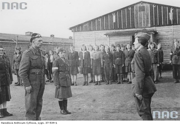 12 kwietnia 1945 roku patrol 1. Dywizji Pancernej gen. Maczka wyzwolił Stalag VI C Oberlangen, w którym uwięziono blisko 1800 kobiet z Powstania Warszawskiego. 🇵🇱