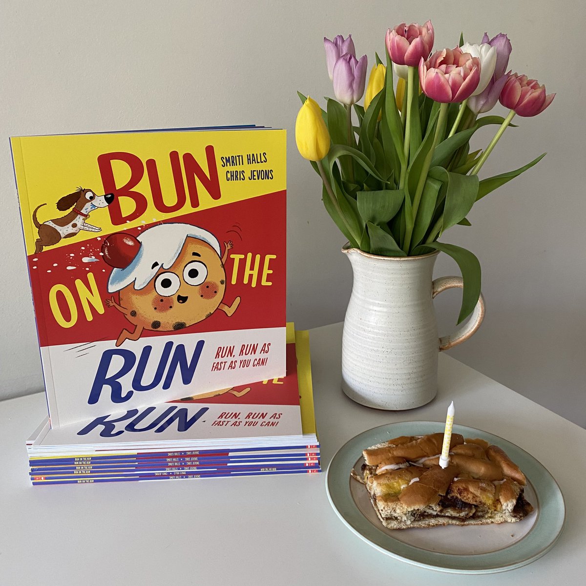 Publication day yummyness from the lovely folk at @scholasticuk - and from my eldest son who got me my favourite *posh* iced bun from @OleandSteenUK 😆🥰 #BunOnTheRun @Chris_Jev