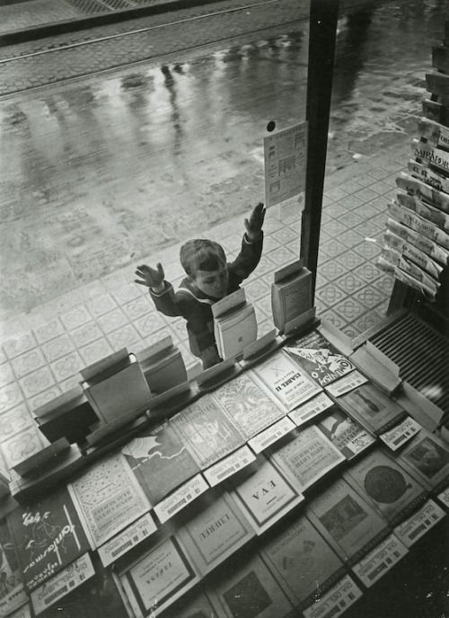 «Mantén los niños al alcance de los libros. Cuanto más se lee menos se imita». Jules Renard #BuenasNoches #citas