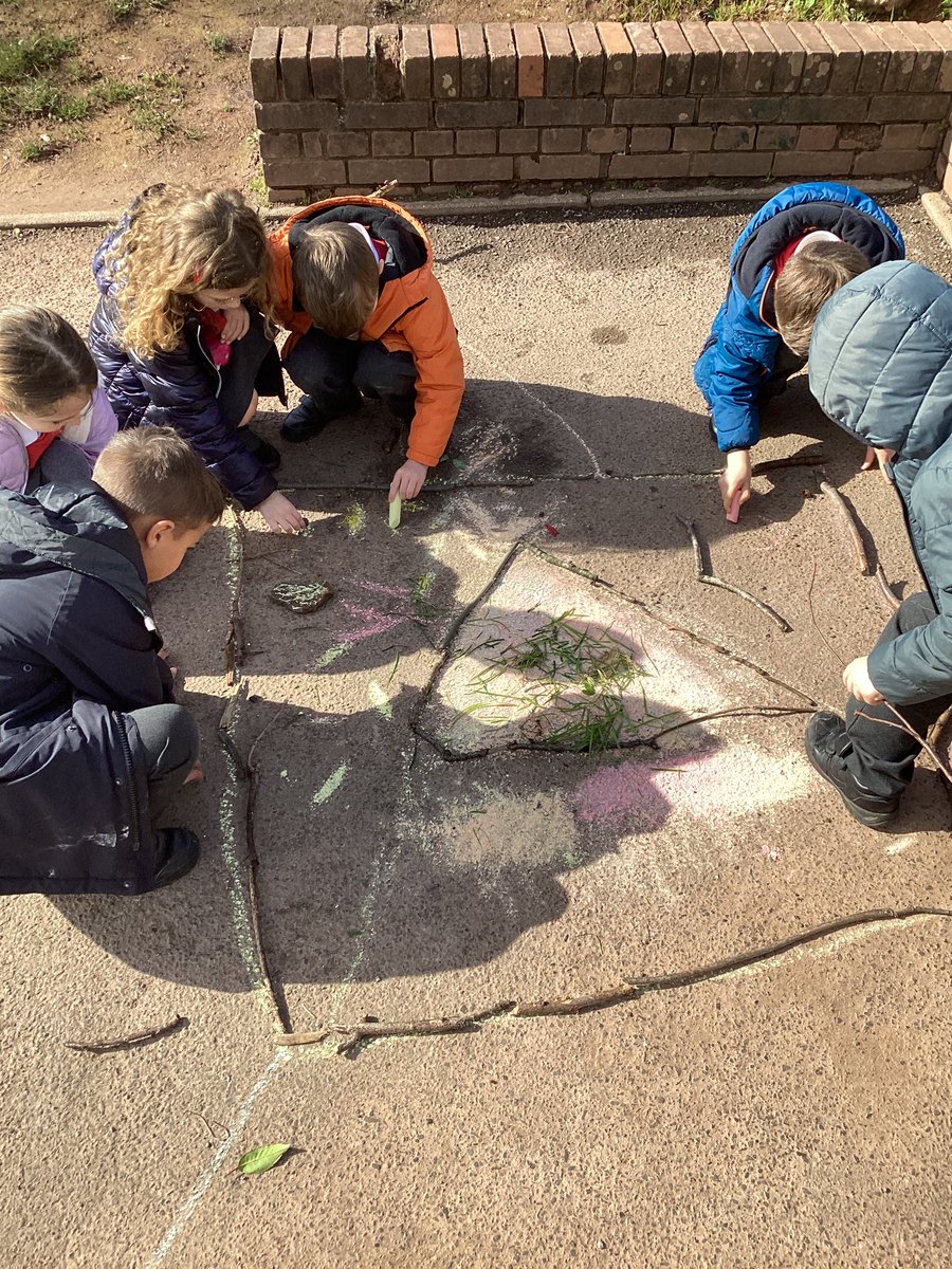 Malpas_Park's tweet photo. Blwyddyn 2 had fun in the sun, creating pictures using natural materials and chalk, uploading to Seesaw and describing their natural art using adjectives! #MPPSY2 @EAS_LLCEnglish @EAS_Digital https://t.co/lX431hAJLd