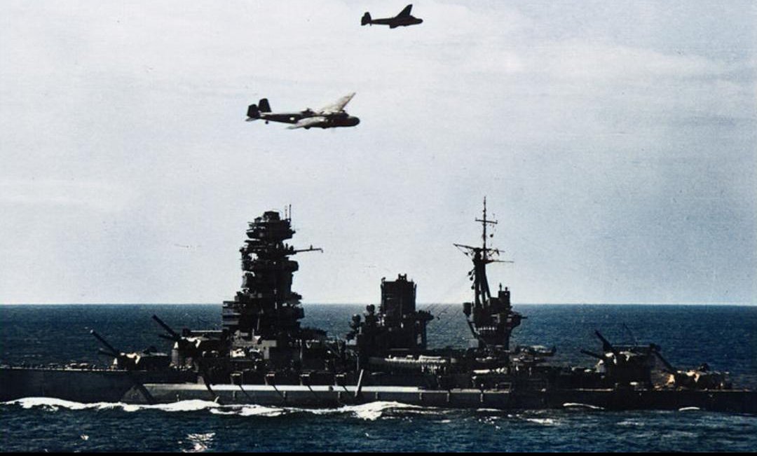 戦艦長門と九六式陸攻
航空雷撃を回避する長門で、結果としては航空機からの攻撃にはほとんど対応が出来なかった…