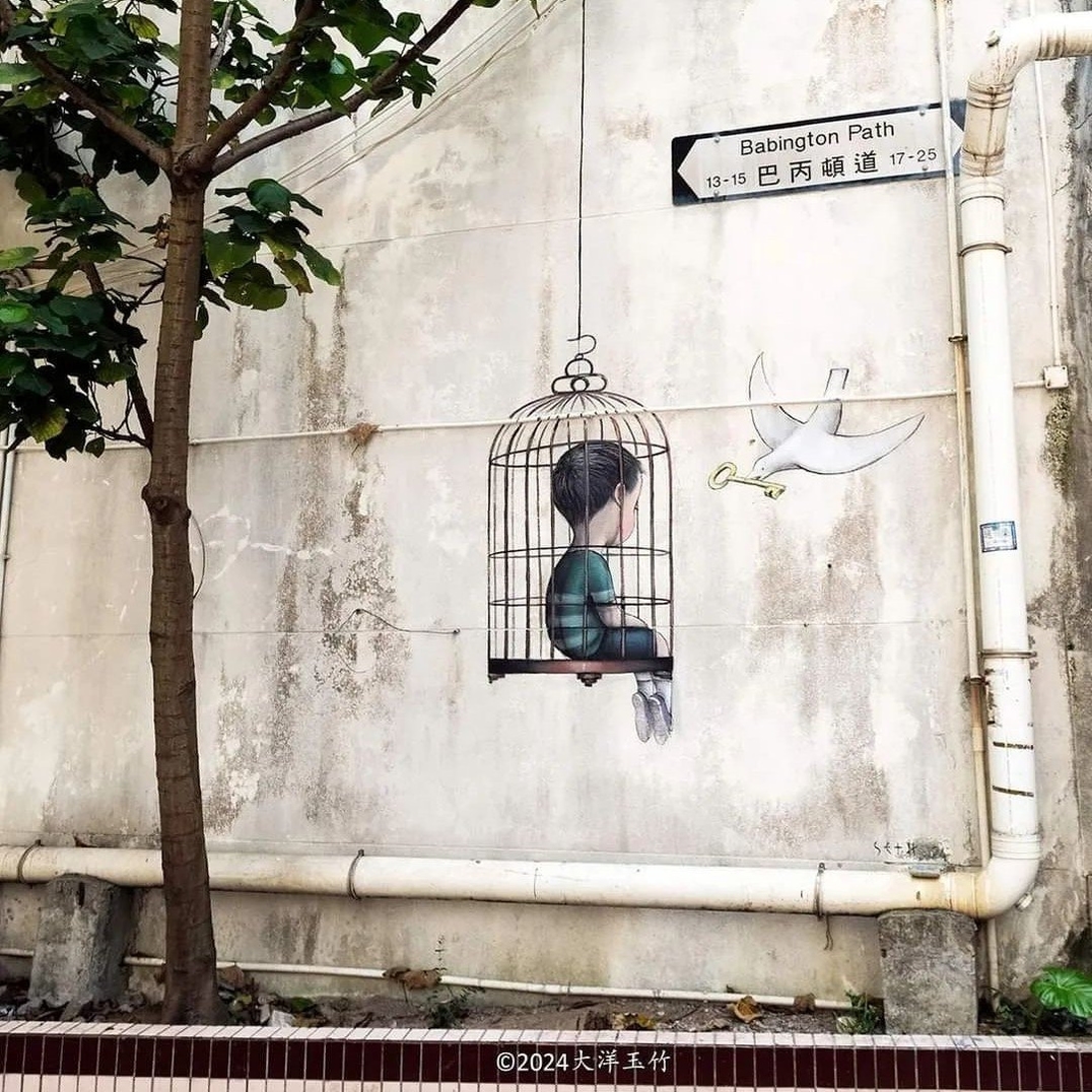 By seth_globepainter at 13 Babington Path in Hong Kong for hkwalls. Photo by rolypolygirl. <3 32 Boring Buildings Transforms Into Art by Seth: streetartutopia.com/2023/04/30/bor…