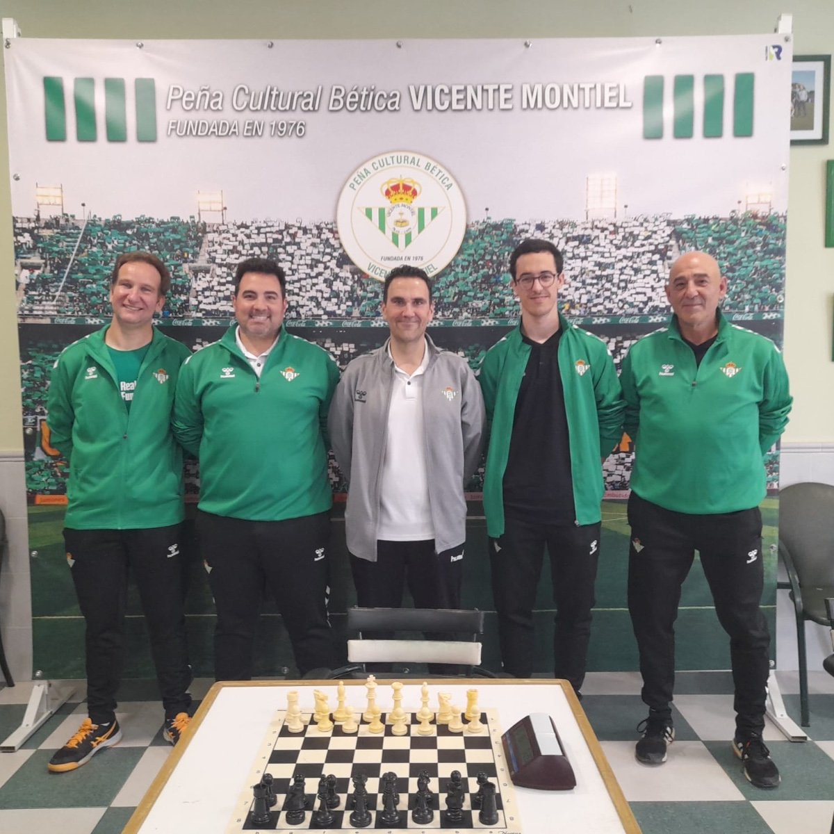 El equipo de ajedrez de la Fundación @RealBetis sigue a la cabeza y luchará las próximas semanas para proclamarse campeón de la tercera división provincial en su primer año compitiendo ♟️💚 ¡Suerte para mañana! ☺️