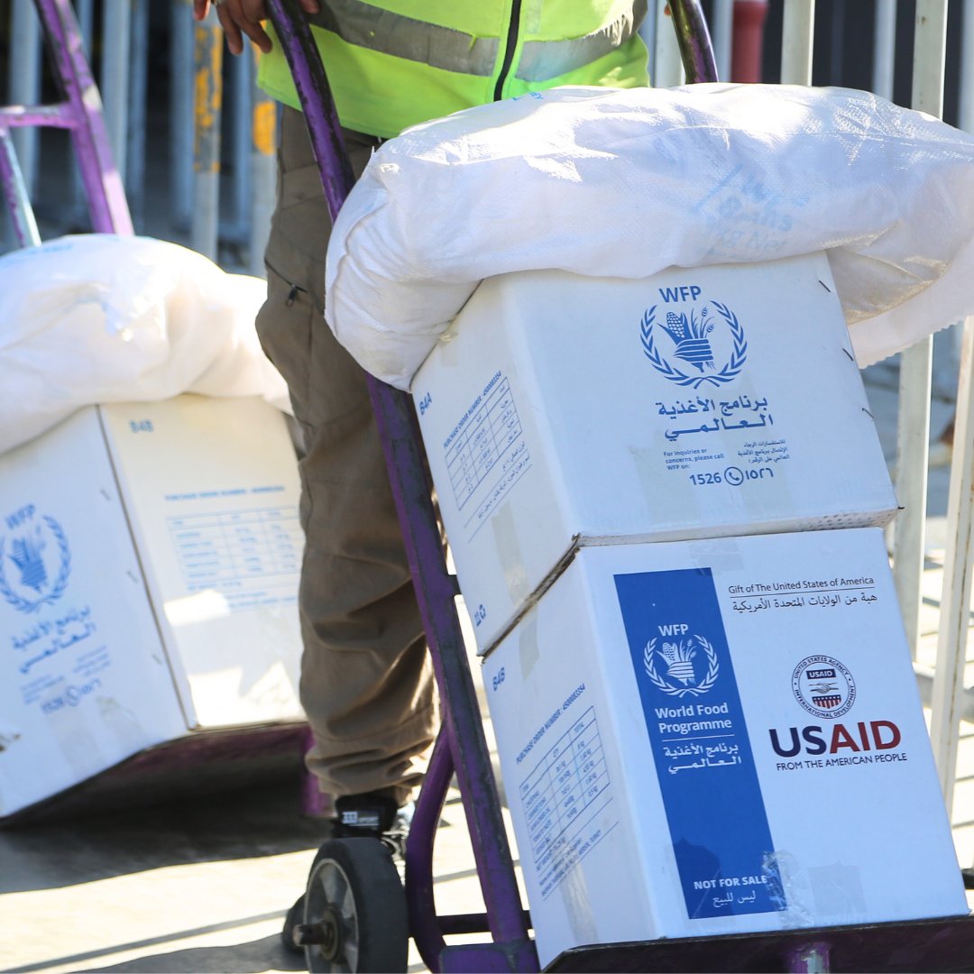 🇱🇧 #Lebanon’s protracted economic, financial, and humanitarian crises have led to acute food insecurity. 🇺🇸 With @USAID @usembassybeirut support, we provide Lebanese families with food parcels covering persistent needs among the most vulnerable.