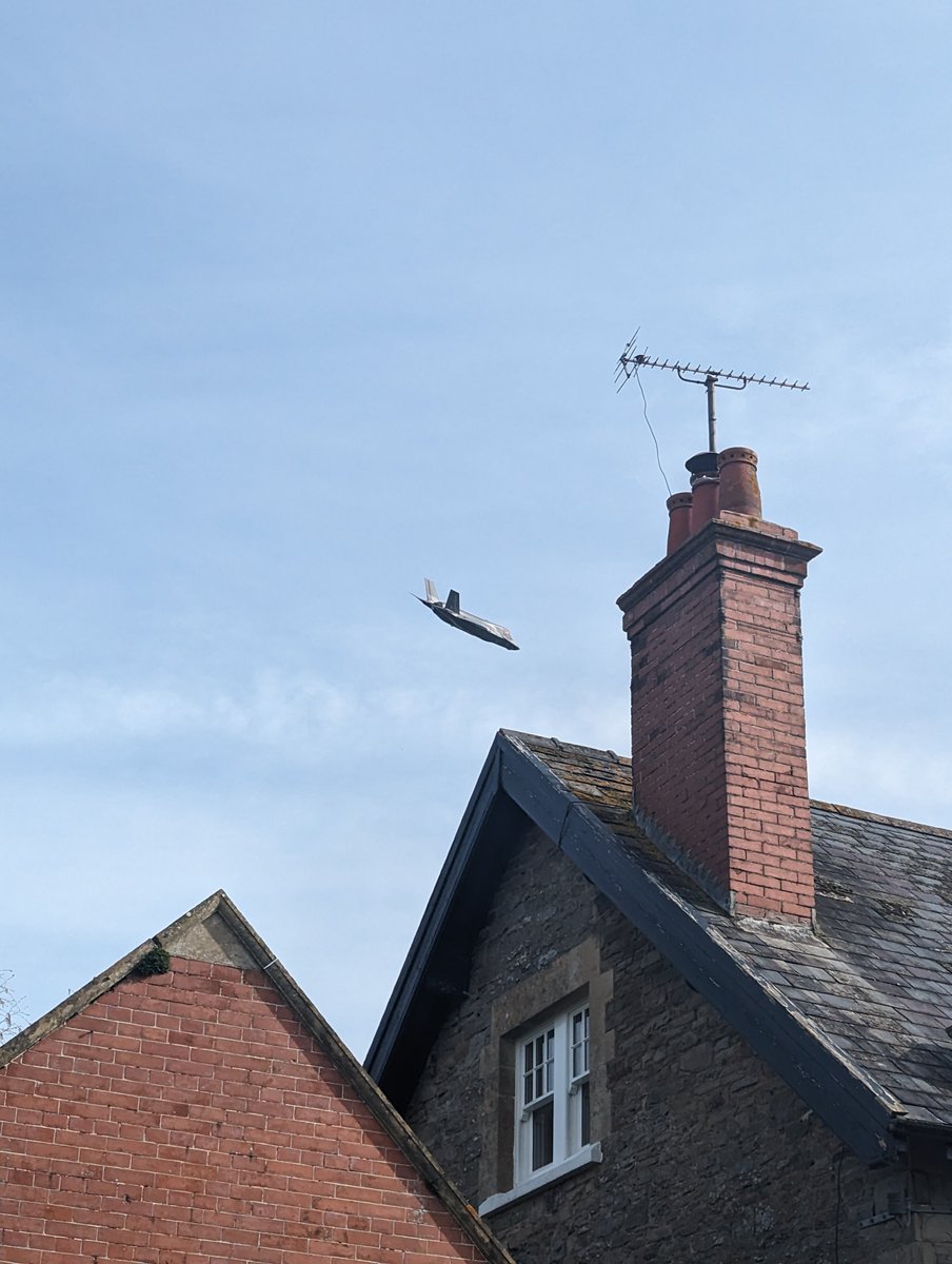 The Sun is finally shining on the The Agent's House Bed and Breakfast.😎😎
The River level is falling.
The cows are finally able to graze.
And to celebrate the RAF decided to have a low flyby over the top of The Agent's House Bed and Breakfast with a couple of F-35B Lightnings.