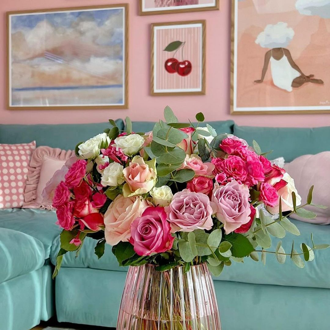 🌹🎀 Pink roses, a timeless fashion statement that never goes out of style. Let your love bloom with these beautiful blooms. 💕
Send now:brnw.ch/21wIKyo

#englishhome #holidays #flowerdeliveryuk #springflowers #interiors #lifestyle #homeaccesories