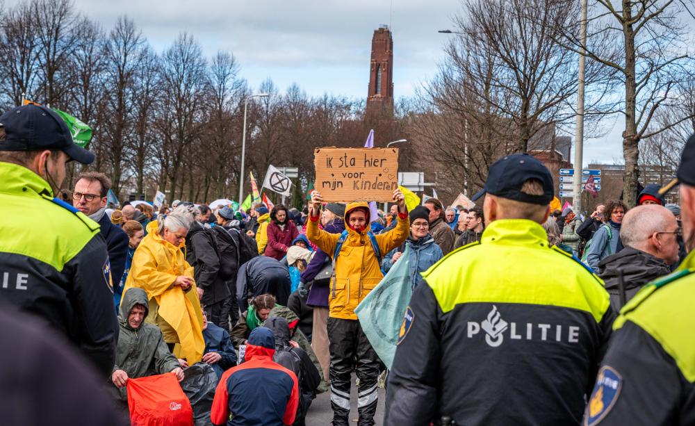 How the climate movement in the Netherlands is leading Europe's campaign against subsidies for fossil fuels. Read more: theecologist.org/2024/apr/11/ro…