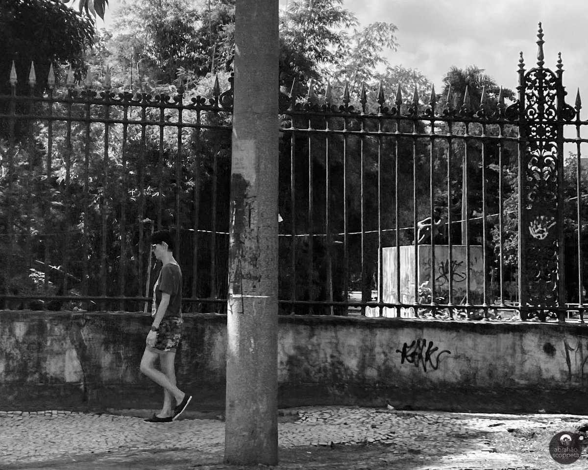#photography  #blackwhite  #streetphotography #fotografía  #monochrome #pb #noir #photo #blackwhitephoto #thepeoplewemet  #streetfps #Shotoniphone #fotografiapretoebranco #fotografíaurbana #fotografiaartistica #fotografiaamateur #nftphotograph  #nftcommunity