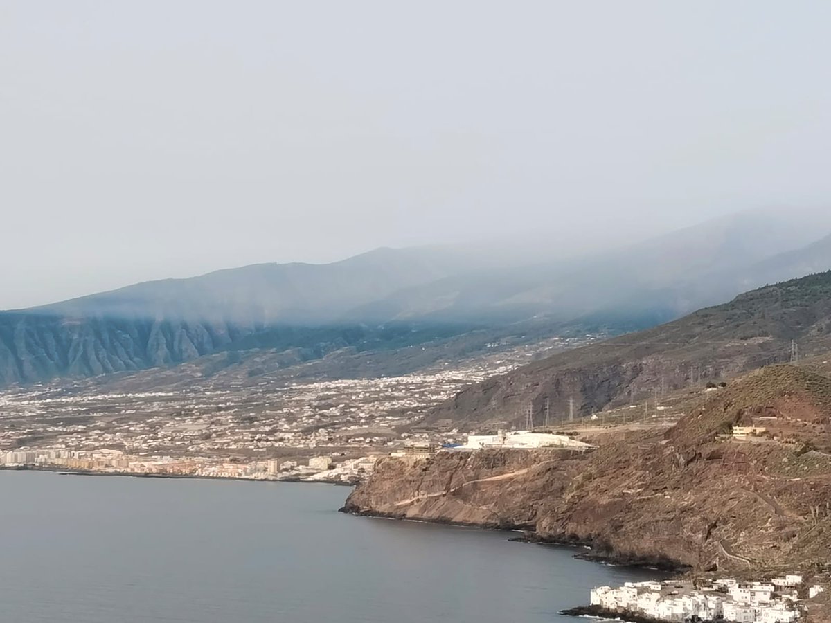 AGMCan's tweet photo. Alucinante!
Ver la línea de inversión térmica marcando 2 mundos diferentes en cuanto a concentración de polvo en suspensión, esta mañana de viernes 12

📸Valle de #Güímar (Persea)/SE de #LaPalma (@stani320 ) @VickyPalmaMeteo  @aquilatierratve @RTVCes @tenerife_meteo @Elmorromazo https://t.co/30C38rU9WR