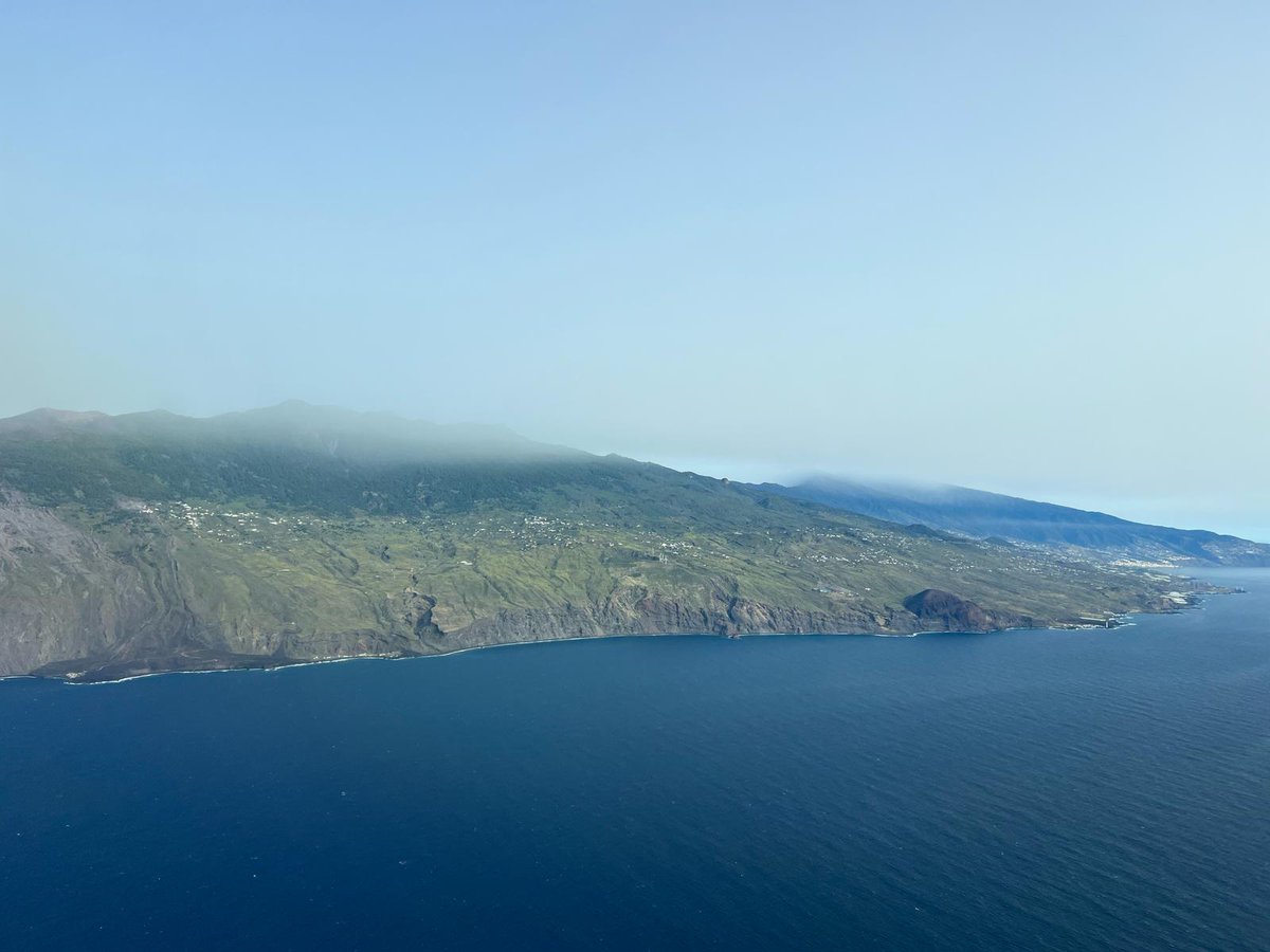 AGMCan's tweet photo. Alucinante!
Ver la línea de inversión térmica marcando 2 mundos diferentes en cuanto a concentración de polvo en suspensión, esta mañana de viernes 12

📸Valle de #Güímar (Persea)/SE de #LaPalma (@stani320 ) @VickyPalmaMeteo  @aquilatierratve @RTVCes @tenerife_meteo @Elmorromazo https://t.co/30C38rU9WR