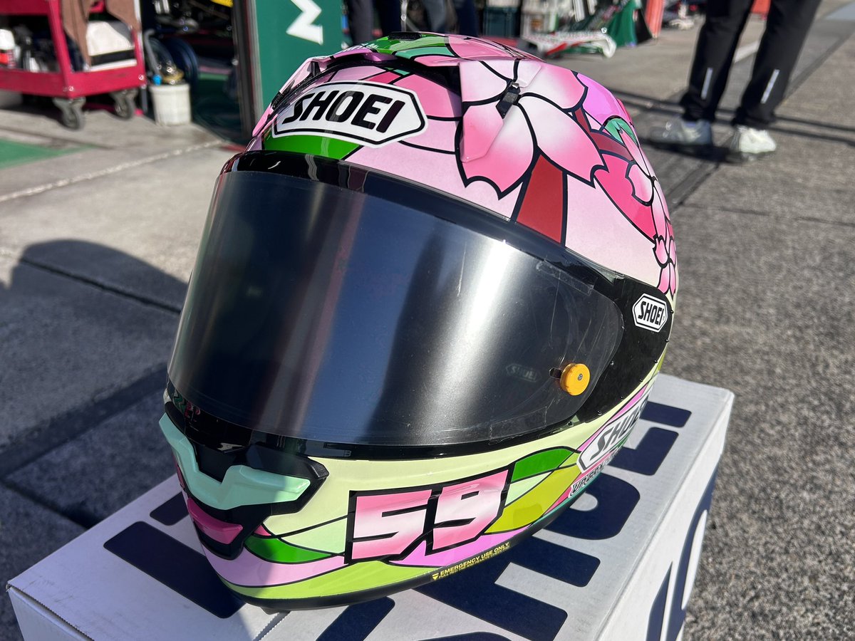 ks_59's tweet photo. 2024年シーズンのヘルメットが届きました。

SHOEI X-Fifteen。
アップグレードカラーズにて、デザインペイントして頂きました。

好評デザインのVer.2。

SHOEI様、髙木様、ありがとうございます。

全日本ロードレース第2戦もてぎ大会から使用させて頂きます！

応援、よろしくお願いします。 https://t.co/zZSTERRfKP