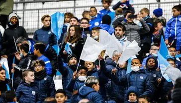 #OM pas de match ce week-end pour l’OM. Prochain rdv jeudi prochain au Vélodrome pour le retour face à Benfica. D’ici là dimanche à 11h entraînement en public au vélodrome « Massilia Familia » priorité aux enfants. Plus de 10000 inscrits pour l’instant. @OM_Officiel #TeamOM