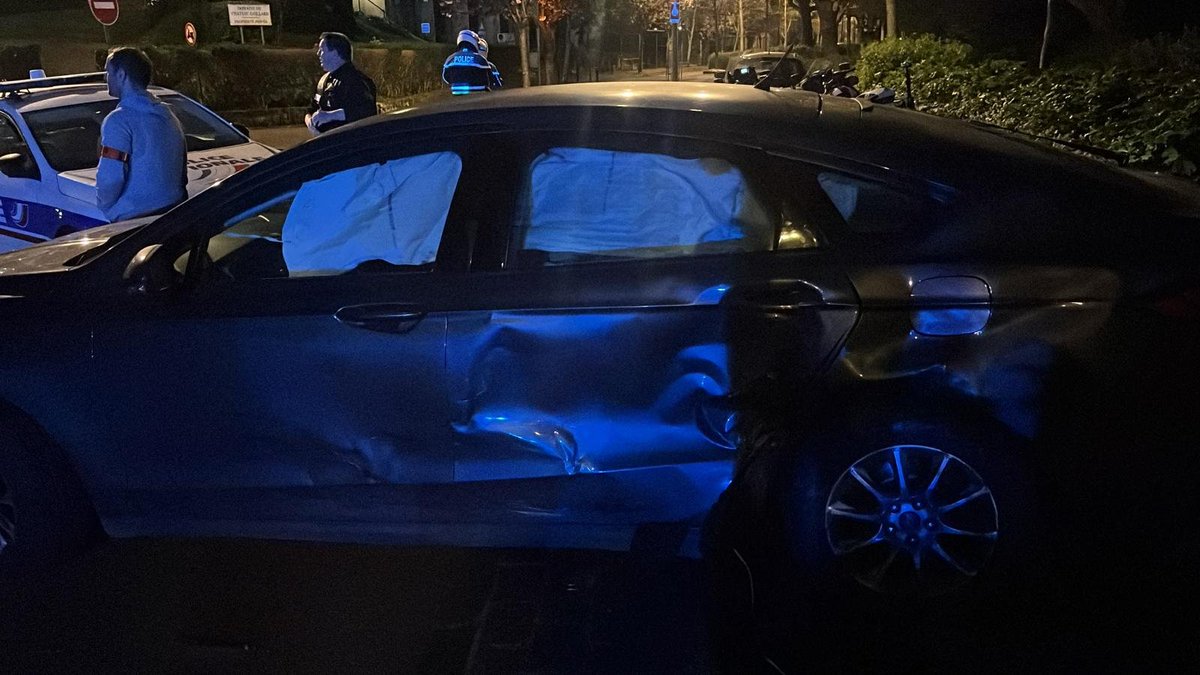 🔴 @Valeurs | Cette nuit vers 5h40 du matin, un équipage de police de la brigade anticriminalité (BAC) de l'Essonne (91) est intervenu pour intercepter les auteurs d'un 'homejacking' (cambriolage avec séquestration) en fuite à bord d'une voiture Mercedes. Un téléphone volé lors