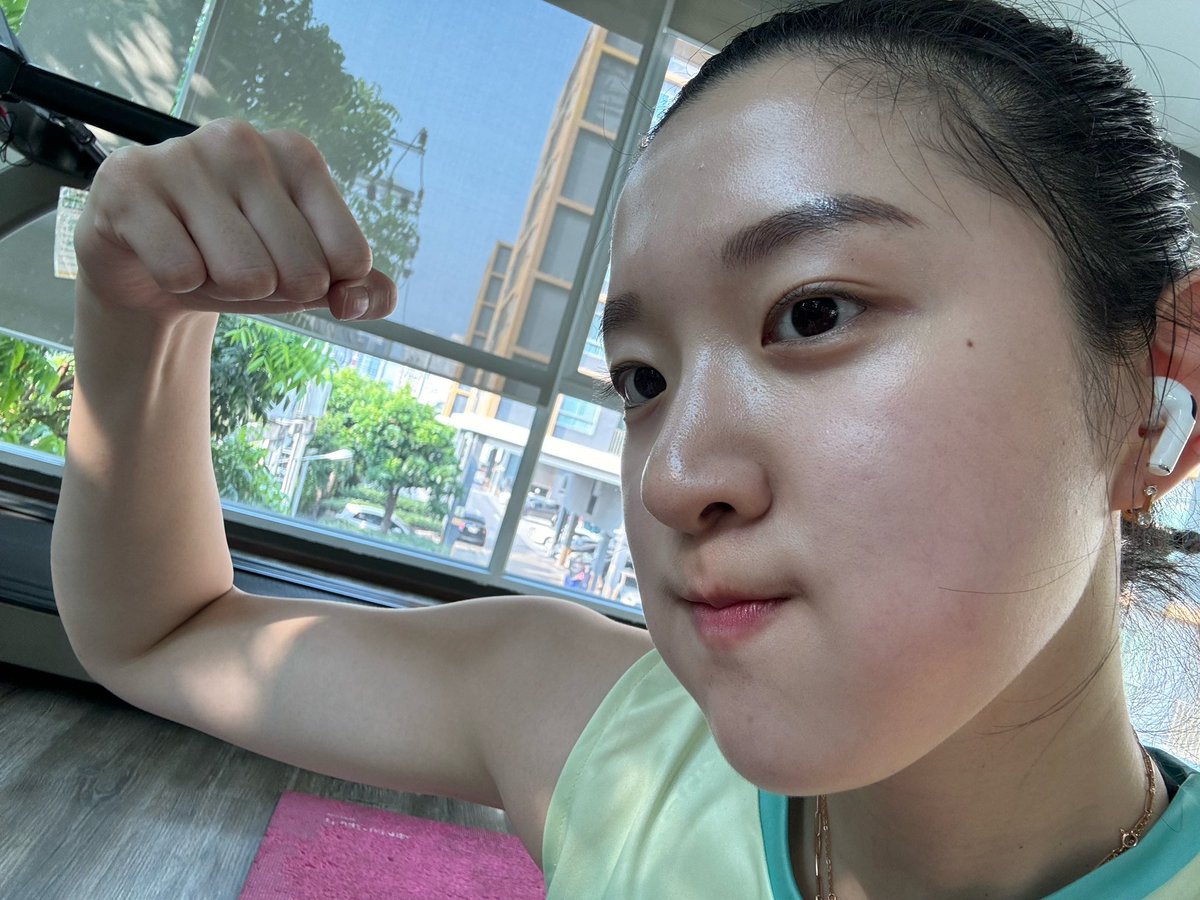 얼굴은 아긴데 몸은 나무꾼 💪🏻👶🏻