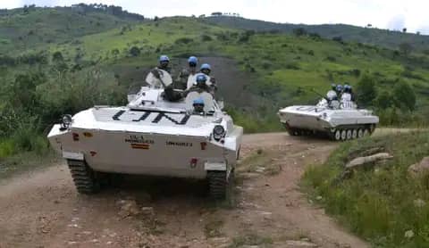 #RDC 🇨🇩 : '56 véhicules en très bon état, 28 containers avec différents matériels à l’intérieur et plusieurs groupes électrogènes au gasoil du contingent indien de la #MONUSCO ont été offerts en cadeau aux troupes rwandaises qui appuient les rebelles du M23. Ce geste qui est, en…