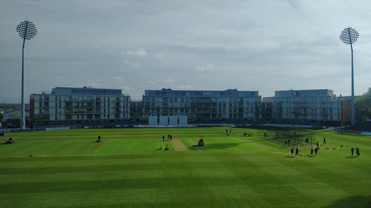 What's that thing with the bat and the ball again? Every ball of @Gloscricket v @YorkshireCCC on the @BBCSport website with @SportingLives1 and @shahfaisalcric1. Glos win the toss and bowl, Goodman and Zafar miss out from the 13. #bbccricket