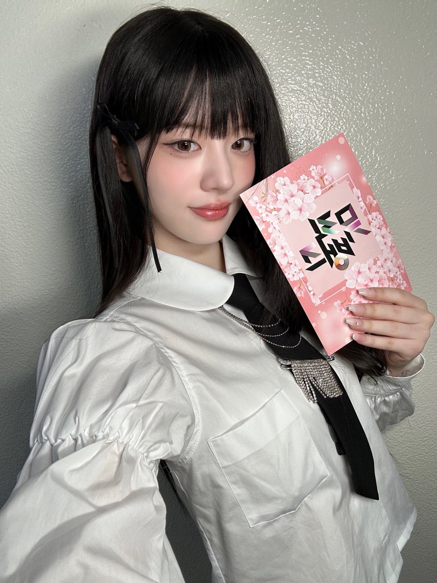 [#DAILY_IT]
날씨가 갑자기 더워진 이유가
아일릿을 응원하는 팬 분들의 열기 때문이라면서요?
스페셜 은행장 민주와 함께한 뮤직뱅크도 뜨겁게 완료!❤️‍🔥

240412 @ 뮤직뱅크
#ILLIT #아일릿
#Magnetic #SUPER_REAL_ME