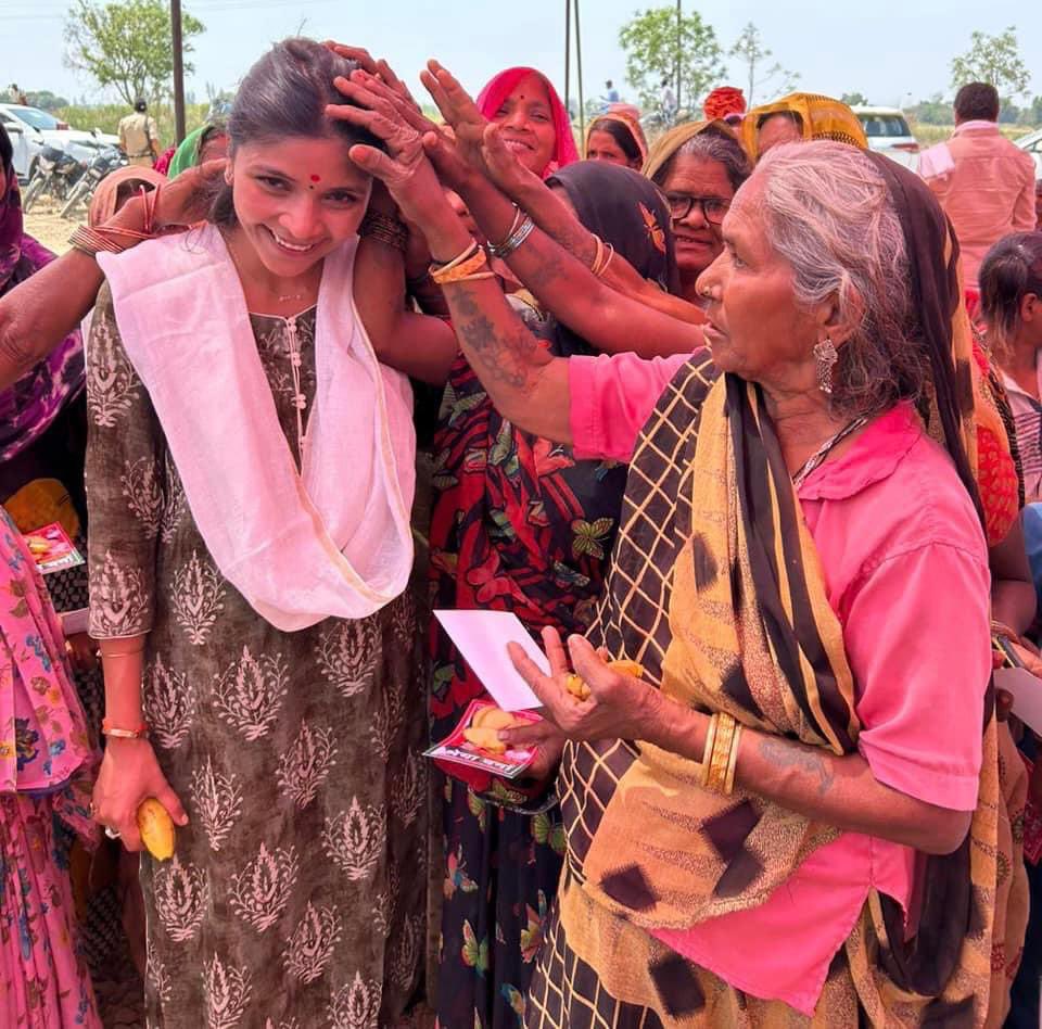 एक महिला पूर्ण चक्र है। उसके भीतर सृजन, पोषण और परिवर्तन की शक्ति है।

#श्रेष्ठ_गोंडा 
#गोंडा #जनसंपर्क 

#loksabha_gonda_59 #Gonda #ShreyaForGonda #LokSabhaElections2024
@ShreyaVermaSP