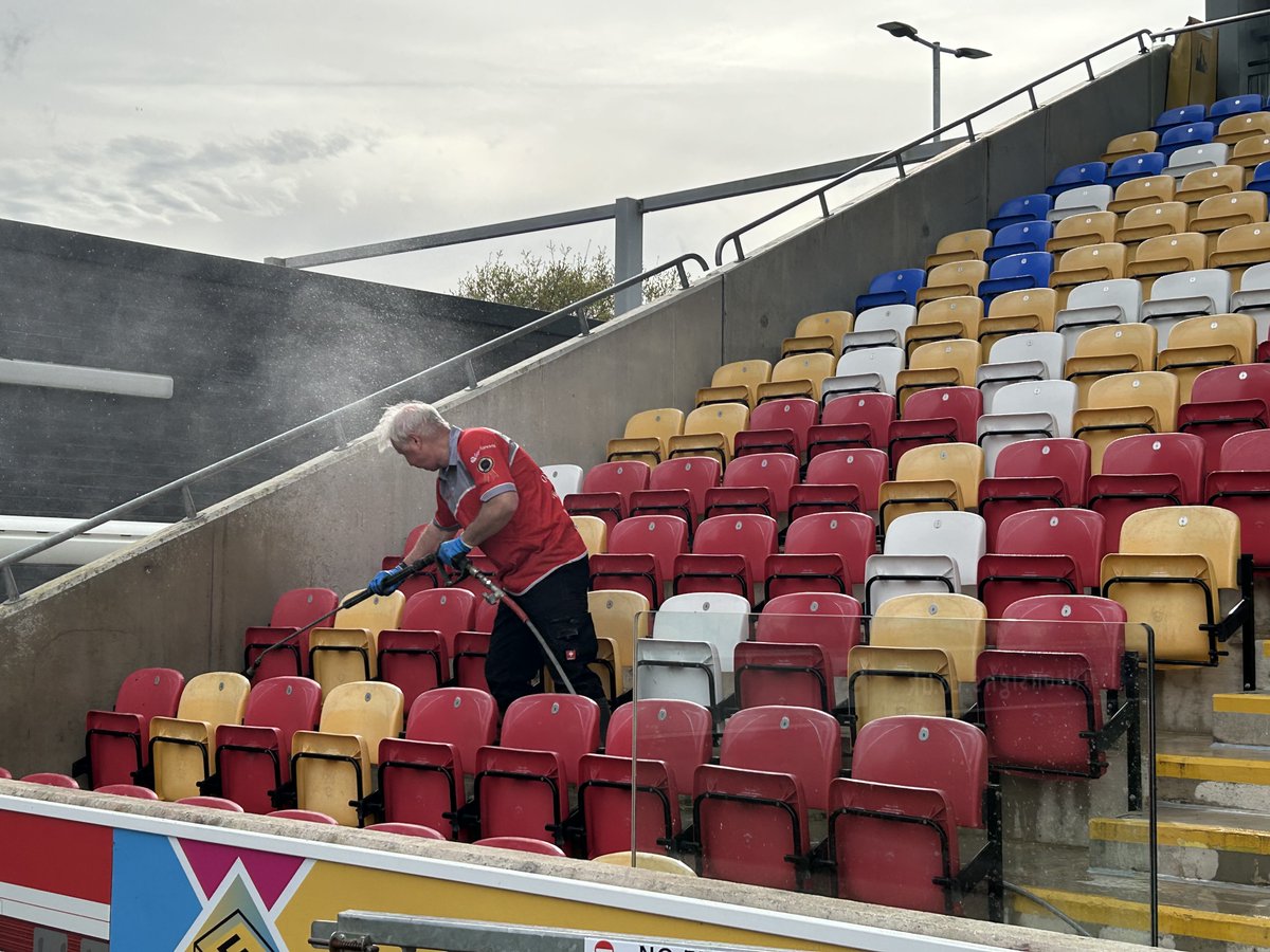 Premier Soft Washing paid us a visit today to trial soft washing and jet washing of the stands, seats and concourses. What a difference! The section of tarmac which was tested is like new again 💦 We will be carrying out cleaning maintenance in June #YorkStadium #KeepItClean