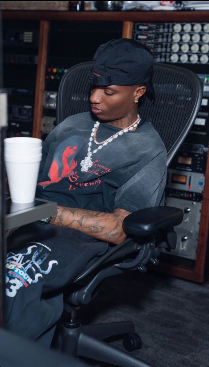 Wizkid intros and their 𝐒𝐓𝐑𝐄𝐀𝐌𝐒 

𝐌𝐨𝐧𝐞𝐲 & 𝐋𝐨𝐯𝐞 — 19m (MLLE)
𝐑𝐞𝐜𝐤𝐥𝐞𝐬𝐬 — 13m (MIL)
𝐒𝐰𝐞𝐞𝐭 𝐋𝐨𝐯𝐞 — 9.3m (SFTOS)
𝐉𝐚𝐢𝐲𝐞 𝐉𝐚𝐢𝐲𝐞 — 6.6m (AYO)
𝐒𝐚𝐲 𝐌𝐲 𝐍𝐚𝐦𝐞 — 1.2m (SP)

But somehow Reckless is the hardest? 👀