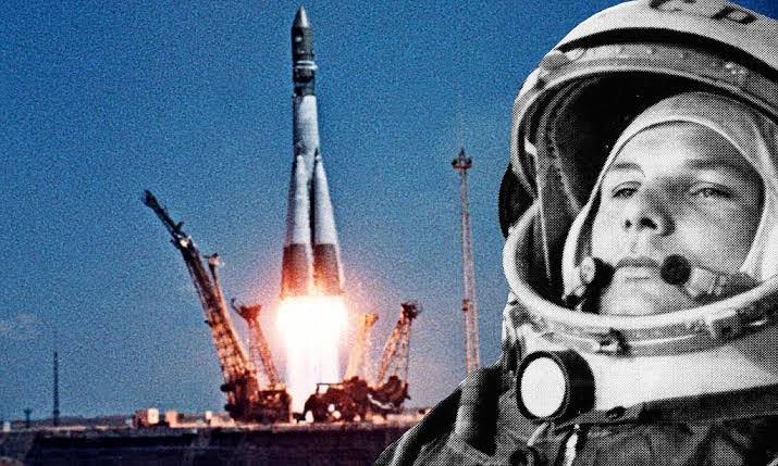 #TarihteBugün Tarihin ilk insanlı uzay uçuşu gerçekleşti ve Yuri Gagarin uzaya çıkan ilk insan oldu. Yuri Gagarin, Vostok-1 uzay aracı ile uzayda 108 dakika geçirdi.