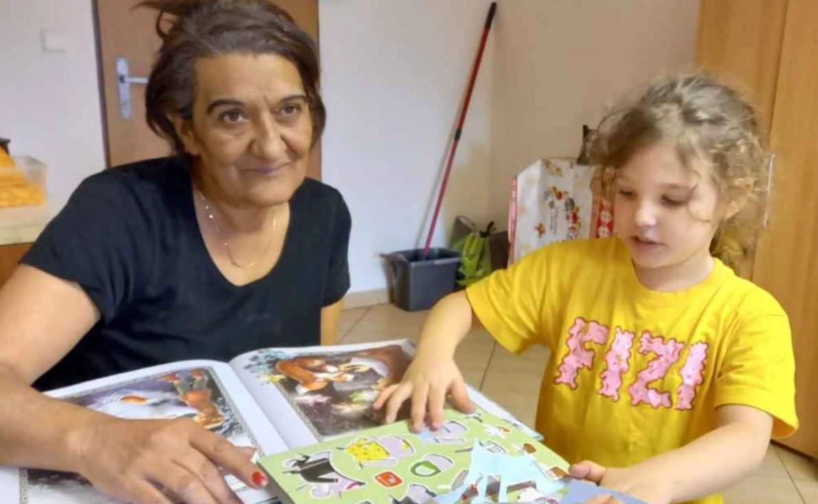 Babička se svou pětiletou vnučkou se už 2 roky stěhuje po azylových domech a ubytovnách. Nedaří se jí pronajmout si normální byt. Vnučka je na ubytovně jediné dítě. Chybí jim soukromí i klid. Přitom dají měsíčně bez mála 14 tisíc, jak popisuje @denikcz. clovekvtisni.cz/babicce-s-vnuc…