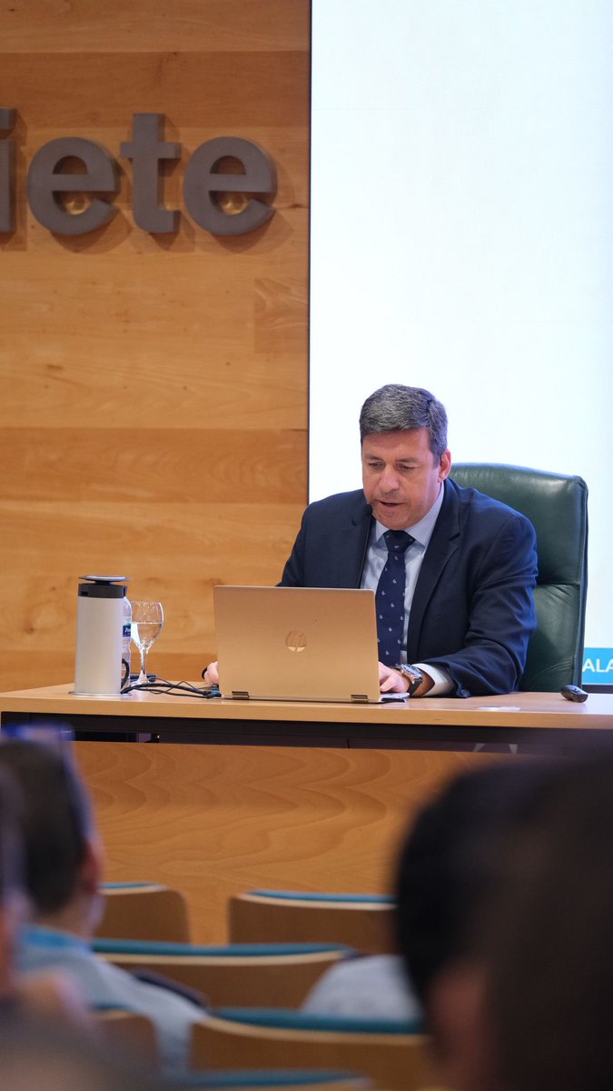 COITTCAN's tweet photo. #coittcan #FOROTELECOS2024 continuamos con el ponente 
Carlos González Delgado
Director Estrategia, Datos y Sostenibilidad @cajasiete con De la Inteligencia Artificial Generativa con datos mundiales/generales a aplicarlo con mi información  
@coitt_aegitt
 @deteite 
#somostelecos https://t.co/HNI4INlGkW