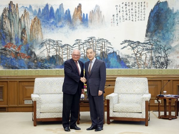 Attended FM Wang Yi’s meeting with President @ischinger of @MunSecConf Foundation. Wang Yi stressed that partnership for mutual benefit defines 🇨🇳🇩🇪and #China-#Europe relations. Mr Ischinger thanked China for its support for #MSC. They had an in-depth discussion on #Ukraine.